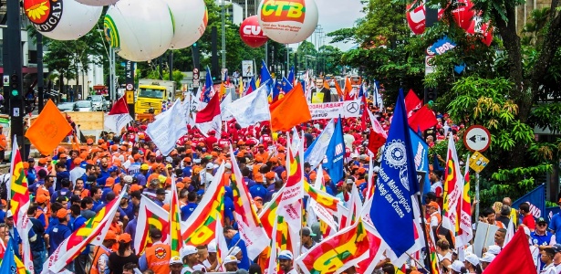 Manifestantes da CUT e de outras centrais sindicais realizaram caminhada pela avenida Paulista, em São Paulo, no dia 28 - Cris Faga/Estadão Conteúdo
