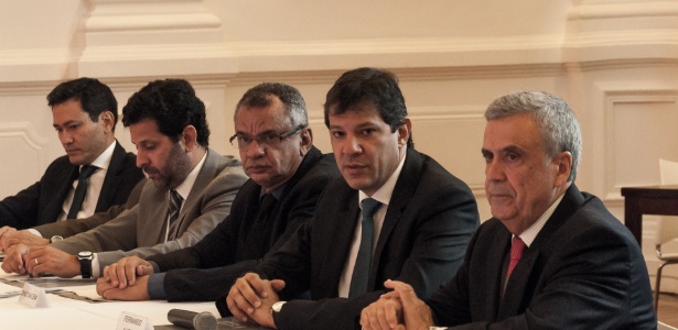 Benedito Braga (à direita) se reuniu ontem com prefeitos da região metropolitana de SP - Kevin David/ Estadão Conteúdo