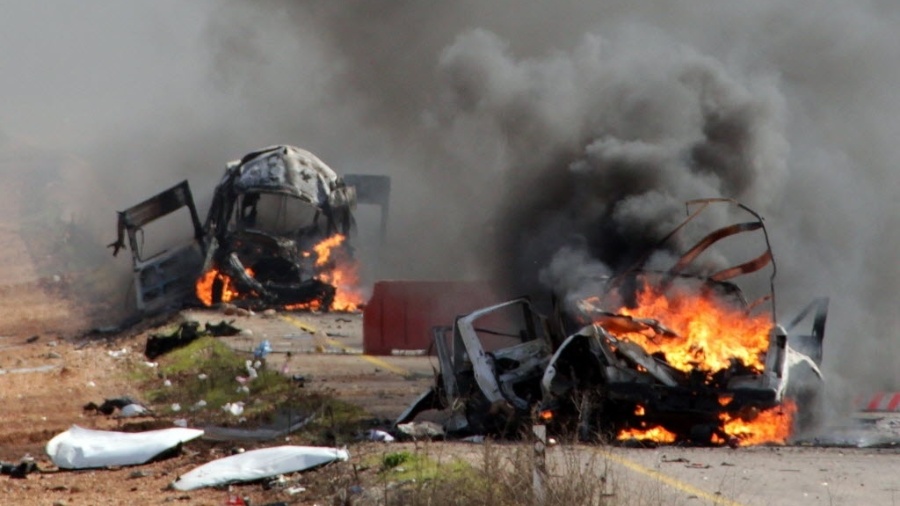 Em foto de 2015, veículos militares israelenses são consumidos pelo fogo em área ocupada ao longo da fronteira com o Líbano após um ataque de mísseis do Hezbollah