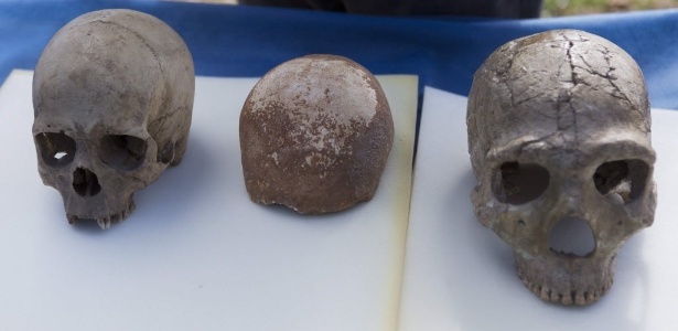 Foto de parte do crânio de um Homo Sapiens (centro), encontrado na caverna de Manot, na Galileia (no noroeste de Israel), colocado entre o crânio de um Neanderthal (direita) e um crânio completo de Homo Sapiens (esquerda) - Jim Hollander/EFE
