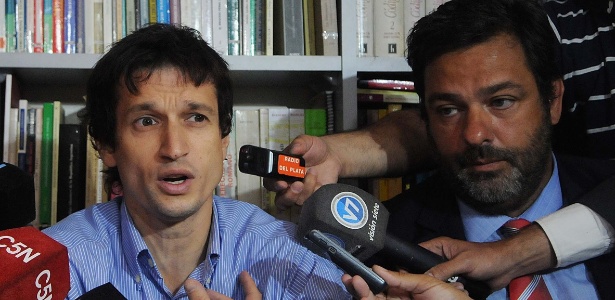 Diego Lagomarsino (esq.) ao lado do advogado Maximiliano Rusconi. Ele é acusado de emprestar a arma que foi usada para matar o promotor argentino Alberto Nisman