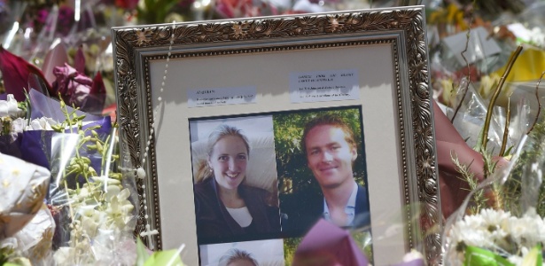 22.dez.2014 - Homenagem a Katrina Dawson (esq) e Tori Johnson em memorial do lado de fora do café Lindt, em Sydney, na Austrália