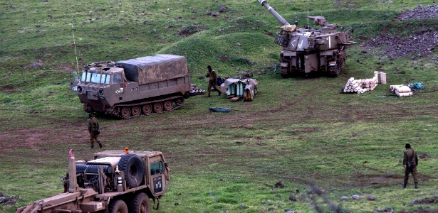 29.jan.2015 - Baterias de artilharia móvel israelenses são deslocadas para perto da fronteira com o Líbano, na região ocupada por Israel desde 1967, após a guerra dos Seis Dias, depois da morte de três pessoas em um ataque do Hezbollah - Menahem Kahana/AFP