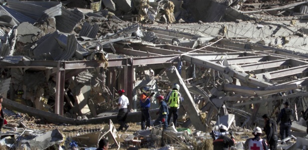 Equipes de resgate trabalham em meio a destroços de maternidade destruída por uma explosão de gás, na Cidade do México - Alejandro Ayala/Xinhua