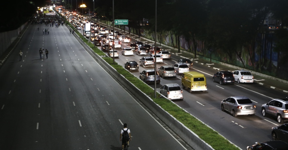 29.jan.2015 - Manifestação contra aumento da tarifa do transporte público bloqueia a avenida 23 de Maio, na zona sul de São Paulo, no sentido aeroporto de Congonhas, na noite desta quinta-feira (29). Os manifestantes seguem em direção à Assembleia Legislativa