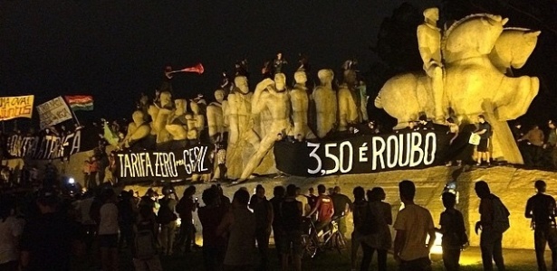 29.jan.2015 - Manifestantes protestam contra a alta na tarifa do transporte público em frente ao Monumento às Bandeiras, na zona sul de São Paulo - Reprodução/Instagram/@kbralx