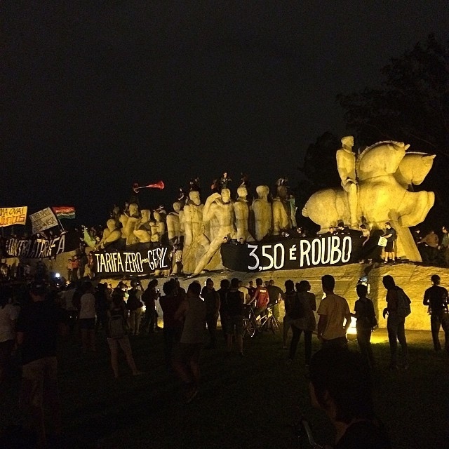 29.jan.2015 - Manifestantes fazem ato em frente ao Monumento às Bandeiras, no Ibirapuera, na zona sul de São Paulo, durante protesto contra aumento da tarifa do transporte público. O protesto bloqueou a avenida 23 de Maio no sentido aeroporto de Congonhas, na noite desta quinta-feira (29)