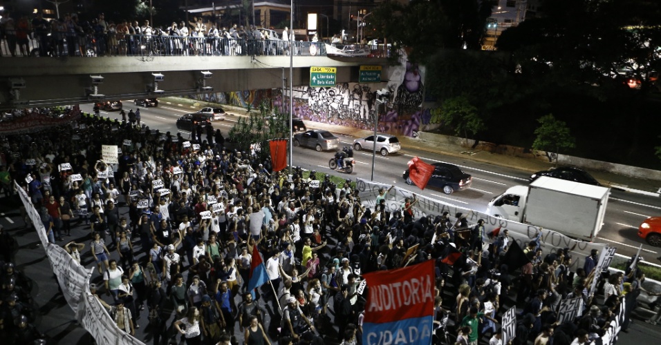 29.jan.2015 - Manifestantes fazem passeata pela avenida 23 de Maio, na zona sul de São Paulo, durante sexto atocontra aumento da tarifa do transporte público. O protesto bloqueou a via no sentido aeroporto de Congonhas, na noite desta quinta-feira (29)