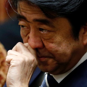 O primeiro-ministro japonês, Shinzo Abe, mantém contato direto com a equipe de trabalho na embaixada japonesa em Amã - Toru Hanai/Reuters