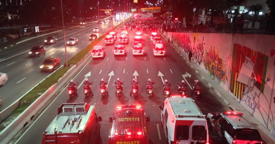 29.jan.2015 - Policiais e bombeiros acompanham manifestação contra aumento da tarifa do transporte público, que bloqueia a avenida 23 de Maio, na zona sul de São Paulo, no sentido aeroporto de Congonhas, na noite desta quinta-feira (29). Os manifestantes seguem em direção à Assembleia Legislativa
