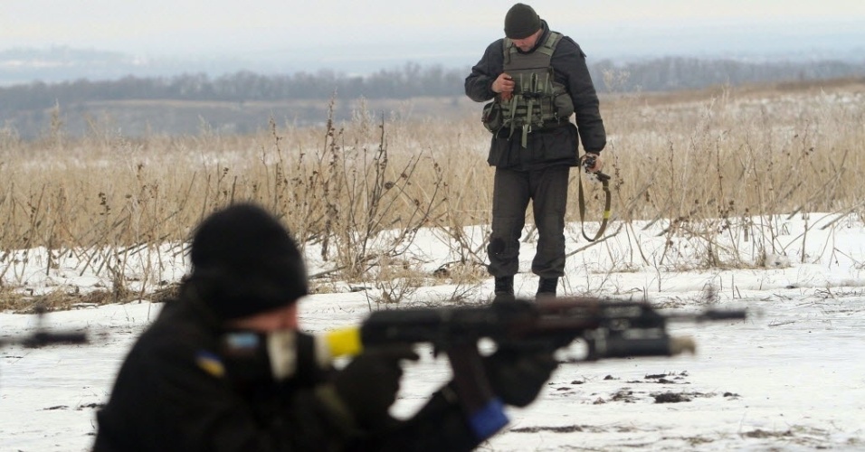 29.jan.2015 - Soldados ucranianos mantêm guarda perto de um posto de controle em Lysychansk, na região de Lugansk, no oeste do país. O presidente Petro Poroshenko apelou à Rússia pelo fim dos conflitos, enquanto os EUA ameaçaram medidas mais duras contra Moscou
