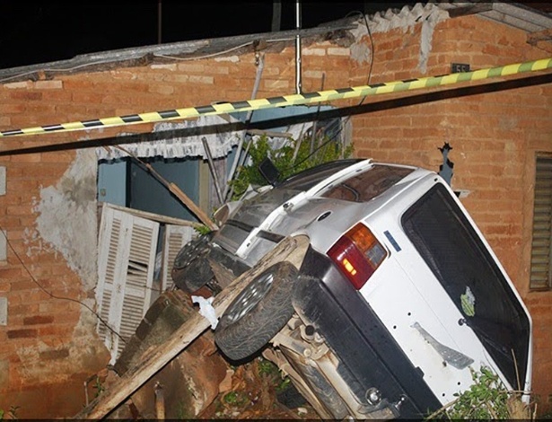 Um carro Fiat Uno invadiu uma casa em São Lourenço (390 km de Belo Horizonte), Minas Gerais. Uma mulher morreu e outras duas pessoas ficaram feridas - Jodil Duarte/São Lourenço News