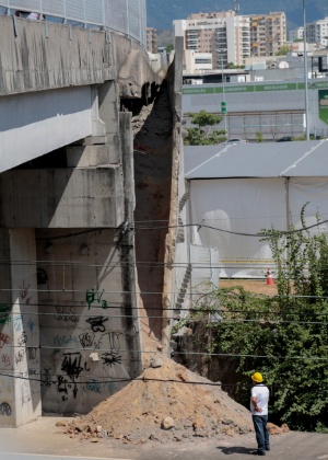 Parede se descolou no viaduto da saída 4A da Linha Amarela, em Del Castilho, na zona norte do Rio - Pedro Kirilos/Agência O Globo