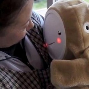 Smiby, um robô bebê que foi criado a sensação de isolamento dos idosos que moram sozinhos no Japão - Divulgação