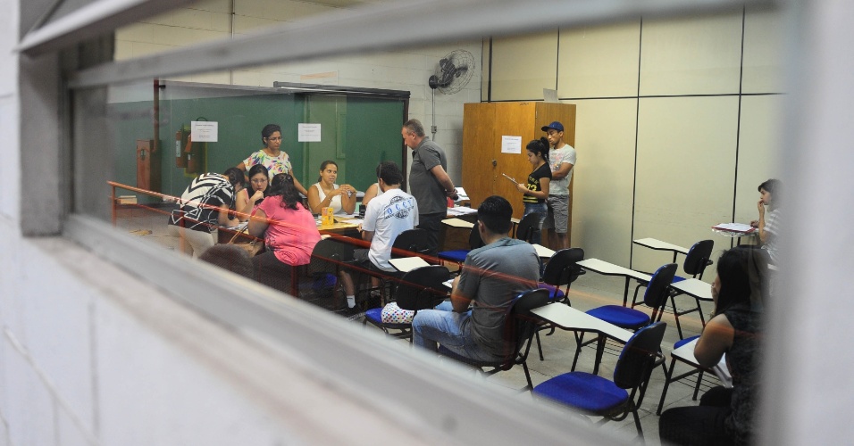 30.jan.2015 - Alunos fazem a matricula do Sisu no Instituto Federal de São Paulo