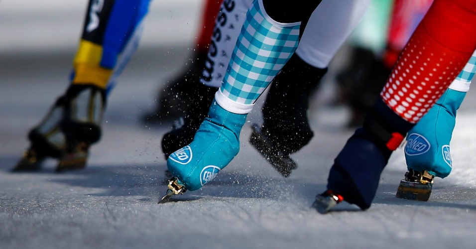 30.jan.2015 - Close dos pés de atletas que competem durante o evento de patinação de velocidade, Alternatieve Elfstedentocht Weissensee (Alternativa Eleven Cidade Races Weissensee), na aldeia de Caríntia Techendorf, na Áustria