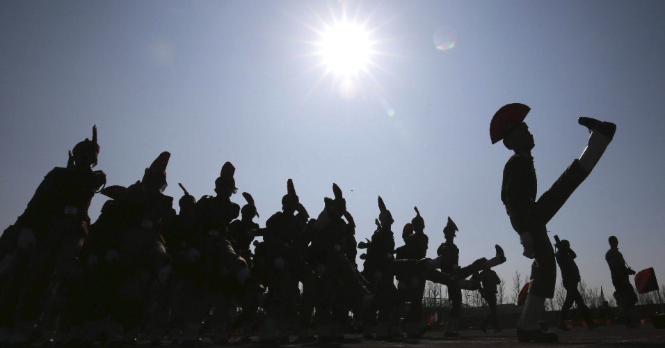 30.jan.2015 - Novos soldados da Força de Segurança de Fronteiras marcham durante a cerimônia de formatura em Srinagar, na Índia
