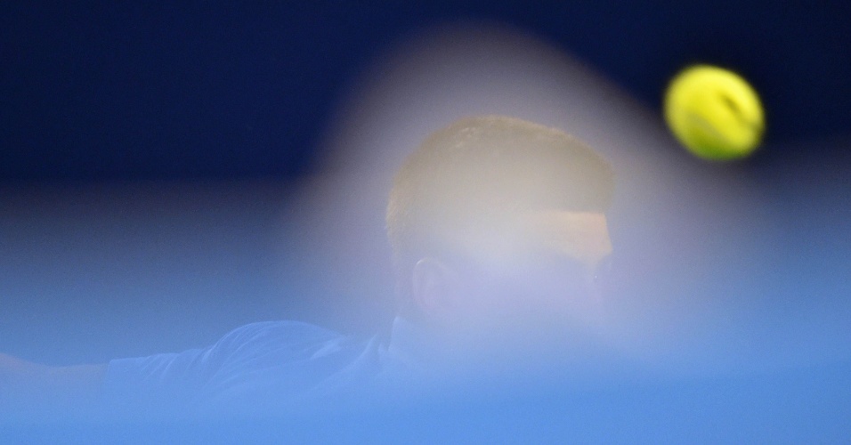 30.jan.2015 - Tenista sérvio Novak Djokovic joga contra o suíço Stanislas Wawrinka no torneio de tênis Aberto da Austrália