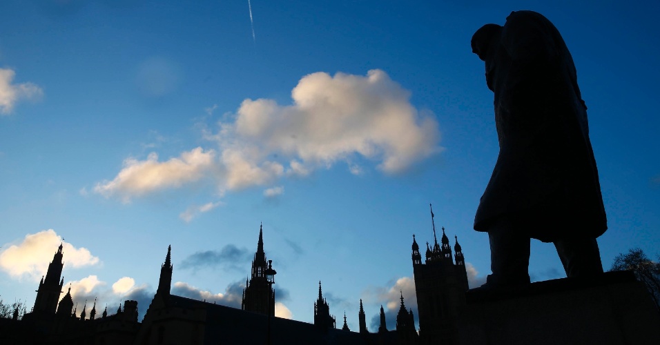 30.jan.2015 - Silhueta mostra a estátua do ex-primeiro-ministro Winston Churchill em frente ao Parlamento, em Londres, no Reino Unido