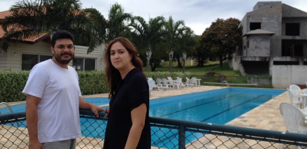 O casal Ricardo e Letícia apoia a redução do uso da piscina para economizar água - Fabiana Marchezi/UOL