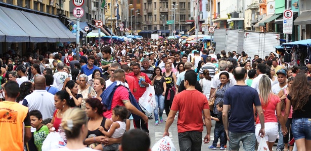 Rua 25 de Março é uma das que mais enfrenta problemas como comércio de ambulantes - Renato S. Cerqueira/Futura Press/Estadão Conteúdo