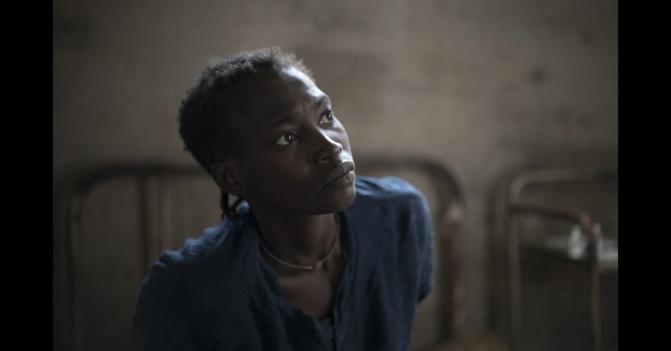 31.jan.2015 - Justine, de cerca de 30 anos, está em uma cama de hospital em Bili, na República Democrática do Congo. Ela e sua irmã mais nova foram feridas a tiros no país vizinho. Uma bala despedaçou sua tíbia e ela corre o risco de ter a perna amputada