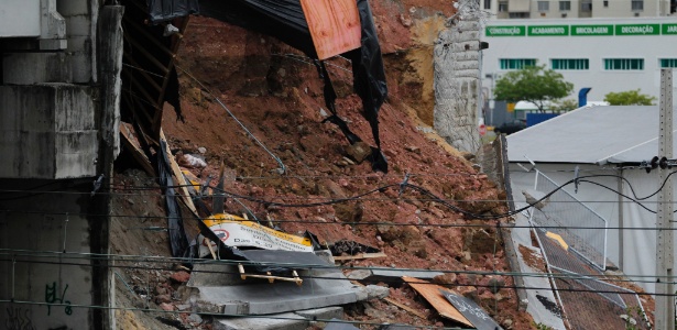 Parte do muro cedeu quando uma chuva forte atingiu a cidade - Thiago Lontra / Agência O Globo