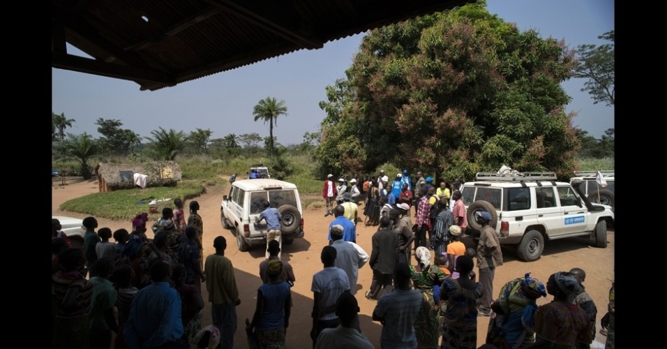 31.jan.2015  -A foto acima mostra a multidão aglomerada diante do centro médico em Dula, enquanto Jean era transportado para um hospital em Bili, na República Democrática do Congo