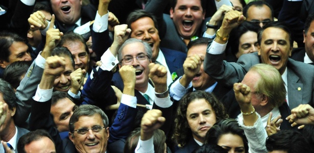 Eduardo Cunha (PMDB-RJ) comemora com outros parlamentares a eleição para presidente da Câmara, que aconteceu em um domingo - Laycer Tomaz/Câmara dos Deputados