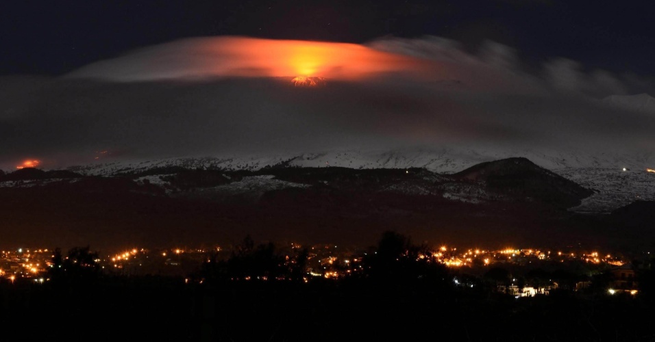2.fev.2015 - Erupção vulcânica ilumina as nuvens sobre o Monte Etna perto de Catania, na Sicília (Itália)