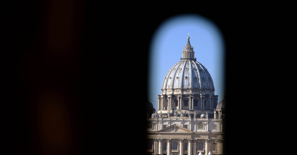 2.fev.2015 - Fotografia feita a partir do Castelo Sant'Angelo, em Roma, capta detalhe da Basílica de São Pedro, no Vaticano