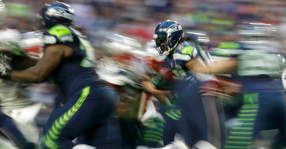 2.fev.2015 - Jogador Marshawn Lynch do Seattle Seahawks (centro) durante final da NFL Super Bowl XLIX contra o New England Patriots, em Glendale, no Arizona (EUA)