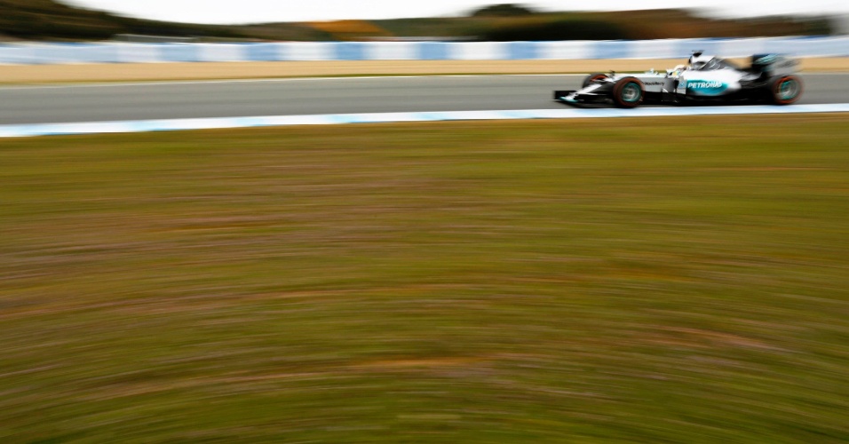 2.fev.2015 - Piloto inglês da equipe Mercedes de Fórmula 1 dirige seu carro participa de testes de pré-temporada na pista de Jerez, na Espanha