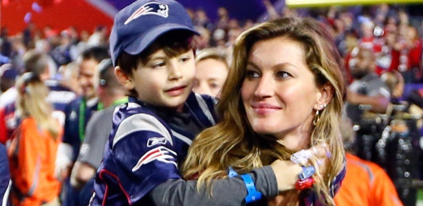 Gisele com o filho Benjamin nas costas após jogo dos Patriots - Cox/Getty Images/AFP