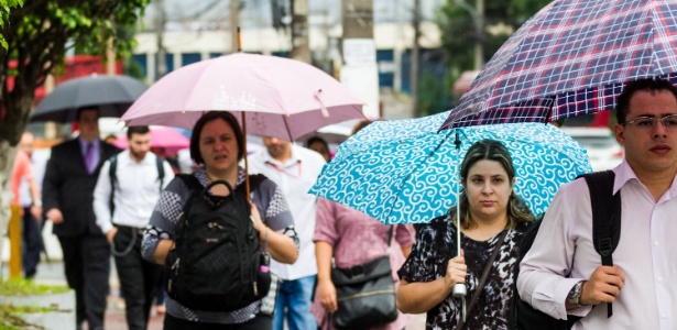 População recorre a guarda-chuvas após dia amanhecer chuvoso nesta segunda-feira (2) na capital paulista - Dario Oliveira/Código19/Estadão Conteúdo