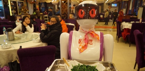 Robô-garçom serve refeição na China; será que máquinas roubarão nossos empregos? - Chen Zixia/Xinhua