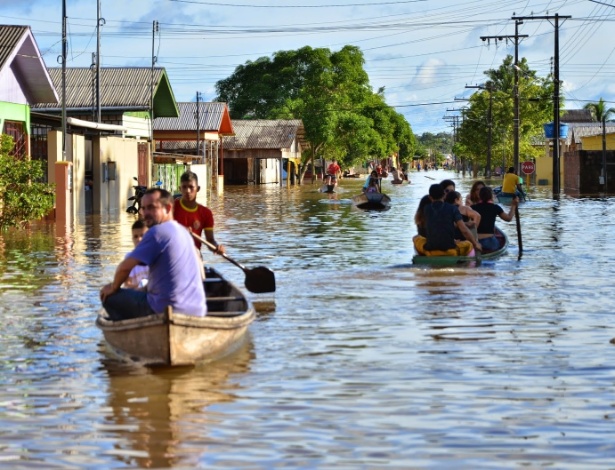 31.jan.2015 - Dez famílias tiveram que deixar suas casas e serem transferidas para um abrigo por causa da nova enchente do rio Tarauacá, no município de Tarauacá, no Acre - Jardy Lopes/ Asscom Prefeitura de Tarauacá