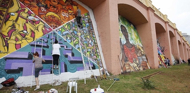 Artistas pintam grafites em paredes dos Arcos do Jânio, patrimônio histórico de São Paulo - Moacyr Lopes Junior/Folhapress