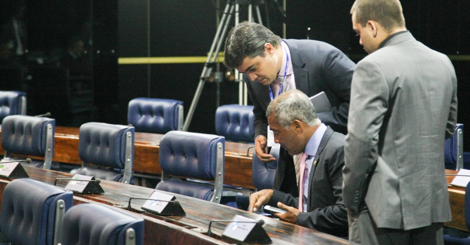 3.fev.2015 - O senador Romário (PSB-RJ), junto com assessores, conhece o sistema de votação do plenário, em Brasília, nesta terça-feira (3)