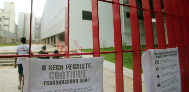 Placa alerta para a falta de água na escola Prudente de Moraes,na região central de SP - José patrício/Estadão Conteúdo