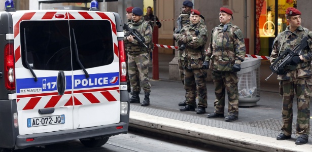 Soldados montam guarda diante de um centro comunitário judaico em Nice, na França; três soldados foram esfaqueados no local  - Valery Hache/AFP