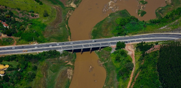 Vista aérea da represa de Paraibuna - Lucas Lacaz Ruiz/Estadão Conteúdo