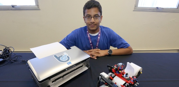 Shubham Banerjee, 13, desenvolveu uma impressora braile; na imagem, ele posa com a primeira versão do dispositivo feita de Lego e outra que é um protótipo que deve ser comercializada ainda neste ano - Ricardo Matsukawa/UOL