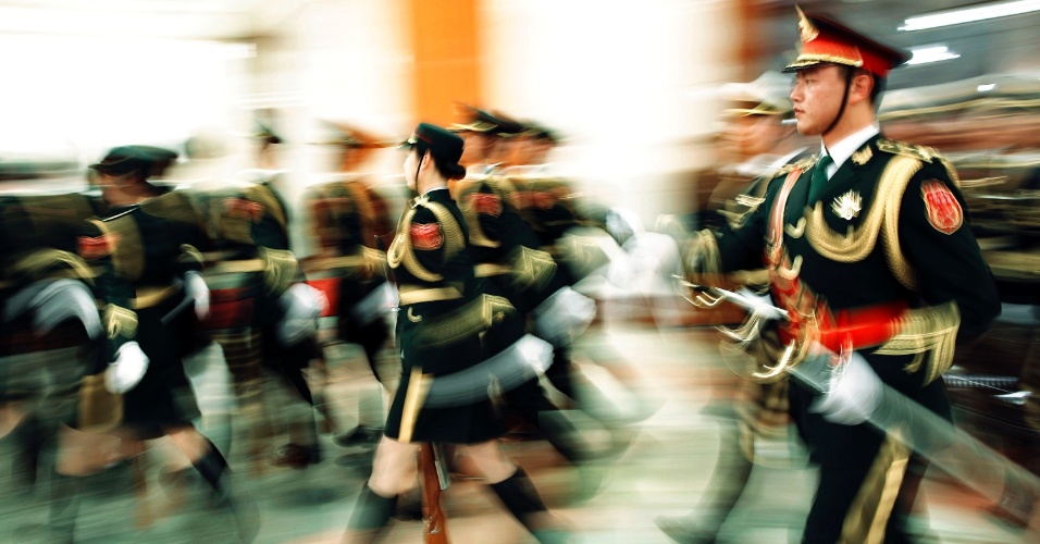 4.fev.2015 - Membros da guarda de honra do Exército Popular de Libertação marcham para uma cerimônia de boas vindas para a presidente da Argentina, Cristina Kirchner, no Grande Salão do Povo, em Pequim, na China
