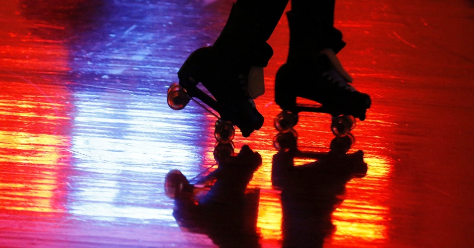 4.fev.2015 - Patins são refletidos no chão em "Rico City Skate" em Richton Park, em Illinois (EUA)