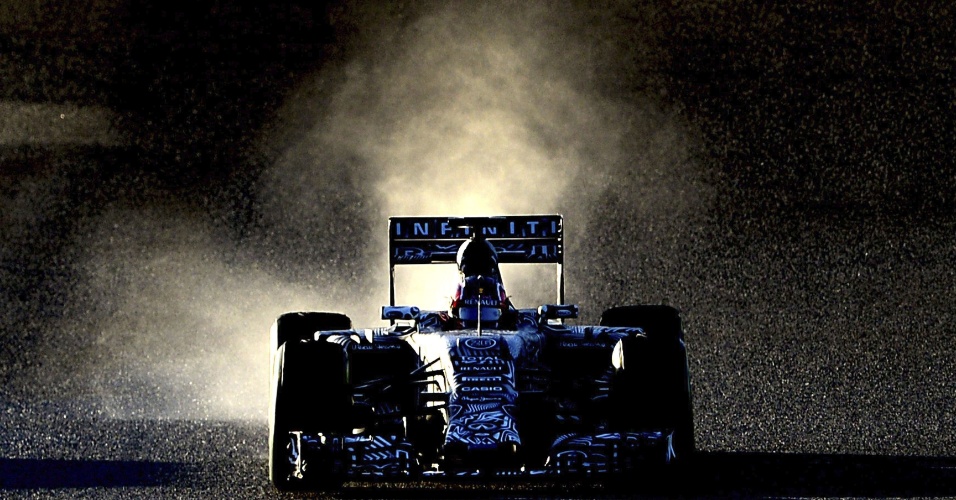 4.fev.2015 - O piloto de Fórmula 1 Daniil Kvyat da equipe Red Bull participa de um treinamento realizado em Jerez, na Espanha