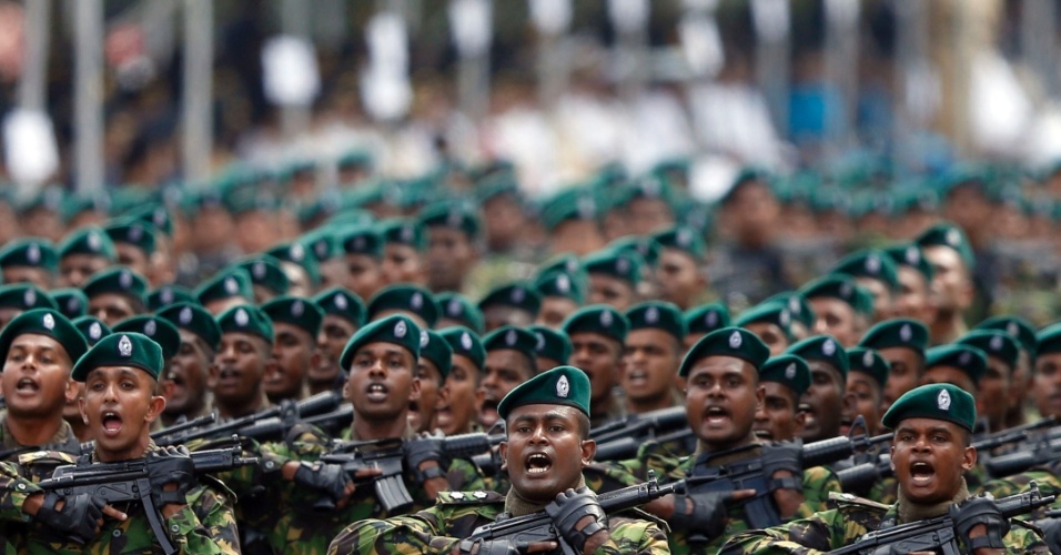 4.fev.2015 - Soldados da Força Tarefa Especial marcham durante 67ª celebração do Dia da Independência do país, em Colombo, no Sri Lanka