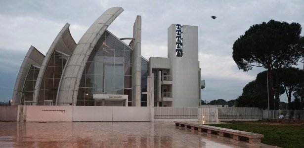 4.fev.2015 - Igreja do Jubileu, obra do arquiteto Richard Meier concluída no ano de 2003, no bairro oriental de Tor Tre Teste, em Roma - Giulio Piscitelli/The New York Times