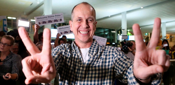 O jornalista australiano Peter Greste faz gesto de vitória ao desembarcar no aeroporto de Brisbane, na Austrália - Nathan Richter/Reuters
