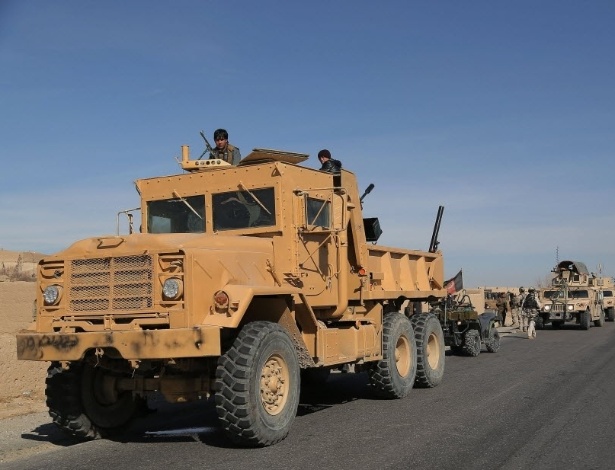 4.fev.2015 - Policiais fazem patrulha durante uma operação contra o Taleban, em Ghazni - Rahmat/Xinhua